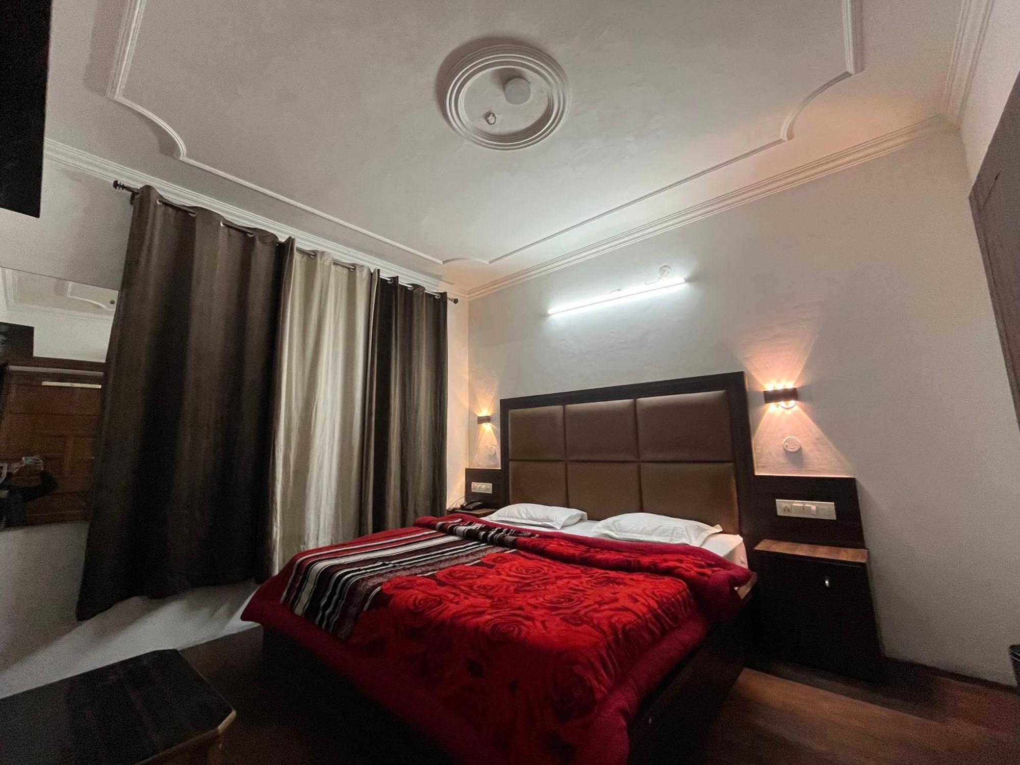 Hotel Premier Mall Road Manali מראה חיצוני תמונה